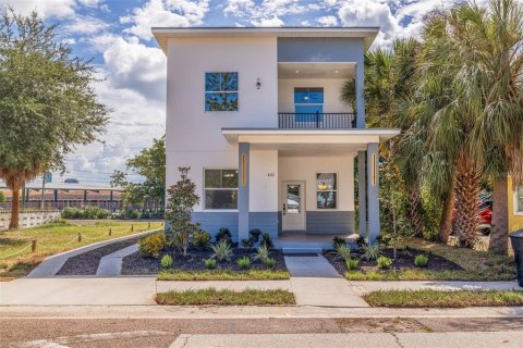 House in Saint Petersburg, Florida 3 bedrooms, 177.72 sq.m. № 2323035