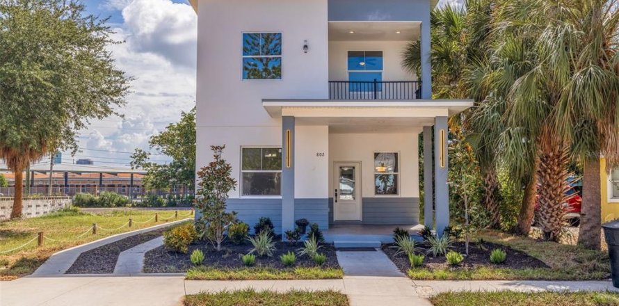 House in Saint Petersburg, Florida 3 bedrooms, 177.72 sq.m. № 2323035