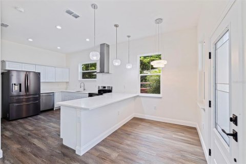 House in Saint Petersburg, Florida 3 bedrooms, 177.72 sq.m. № 2323035 - photo 6