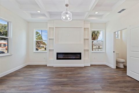 House in Saint Petersburg, Florida 3 bedrooms, 177.72 sq.m. № 2323035 - photo 5