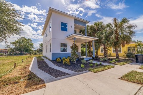 House in Saint Petersburg, Florida 3 bedrooms, 177.72 sq.m. № 2323035 - photo 2