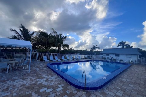 Condo in South Palm Beach, Florida, 1 bedroom  № 2088390 - photo 12
