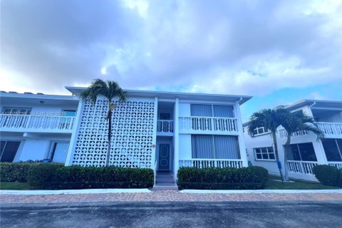 Condo in South Palm Beach, Florida, 1 bedroom  № 2088390 - photo 13