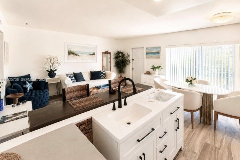 Condo in South Palm Beach, Florida, 1 bedroom  № 2088390 - photo 2