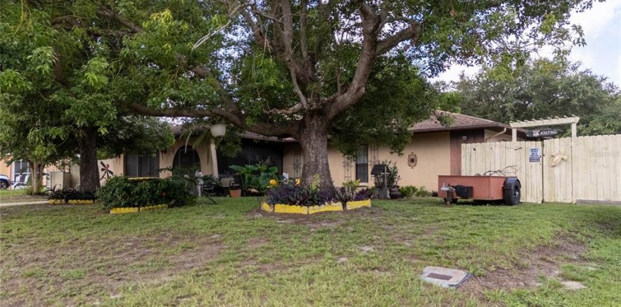 House in Spring Hill, Florida 2 bedrooms, 106.19 sq.m. № 1847436