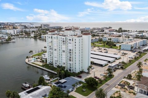 Condo in Saint Pete Beach, Florida, 2 bedrooms  № 2359201