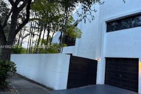 Casa en venta en Miami Lakes, Florida, 6 dormitorios, 417.22 m2 № 1858754 - foto 2