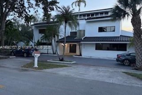 Casa en venta en Miami Lakes, Florida, 6 dormitorios, 417.22 m2 № 1858754 - foto 1