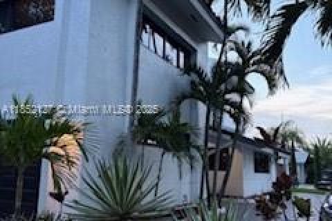Casa en venta en Miami Lakes, Florida, 6 dormitorios, 417.22 m2 № 1858754 - foto 3
