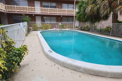 Copropriété à louer à Pompano Beach, Floride: 2 chambres, 67.08 m2 № 1975862 - photo 1