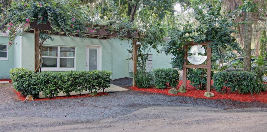 Commercial property in Leesburg, Florida 2032.98 sq.m. № 1632182