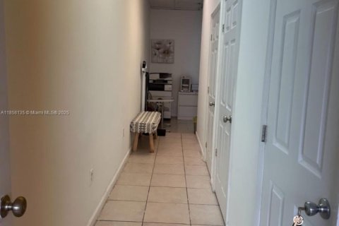 Commercial property in Coral Gables, Florida № 1882614 - photo 2