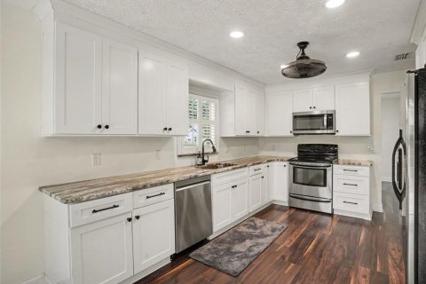 House in Auburndale, Florida 3 bedrooms, 205.78 sq.m. № 2410053 - photo 12