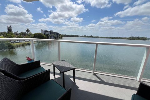Condominio en alquiler en Miami, Florida, 2 dormitorios, 105.91 m2 № 1953190 - foto 1