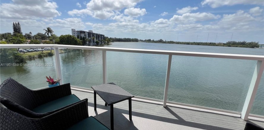 Condominio en Miami, Florida, 2 dormitorios  № 1953190