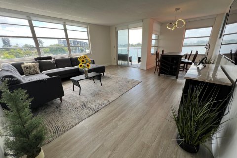 Condominio en alquiler en Miami, Florida, 2 dormitorios, 105.91 m2 № 1953190 - foto 2