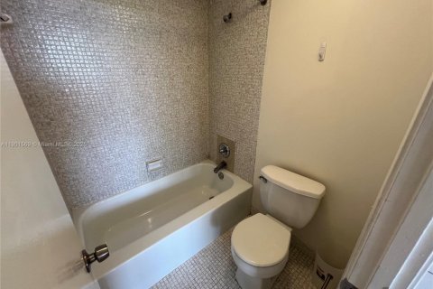 Condominio en alquiler en Miami, Florida, 2 dormitorios, 105.91 m2 № 1953190 - foto 22