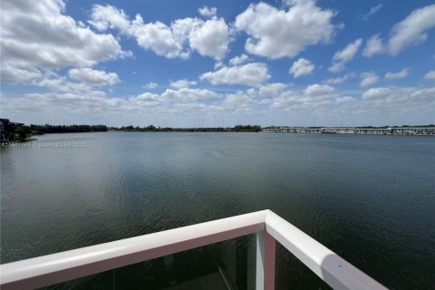 Condominio en alquiler en Miami, Florida, 2 dormitorios, 105.91 m2 № 1953190 - foto 8
