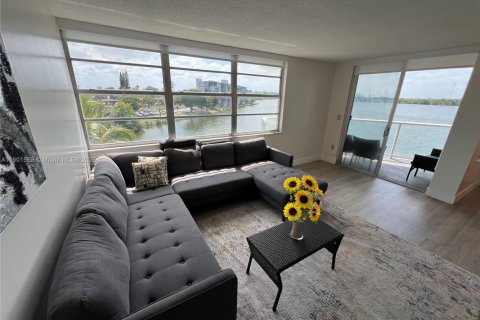Condominio en alquiler en Miami, Florida, 2 dormitorios, 105.91 m2 № 1953190 - foto 3