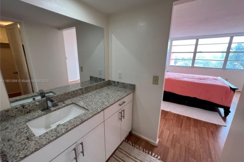 Condominio en alquiler en Miami, Florida, 2 dormitorios, 105.91 m2 № 1953190 - foto 28