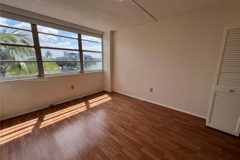 Condominio en alquiler en Miami, Florida, 2 dormitorios, 105.91 m2 № 1953190 - foto 14