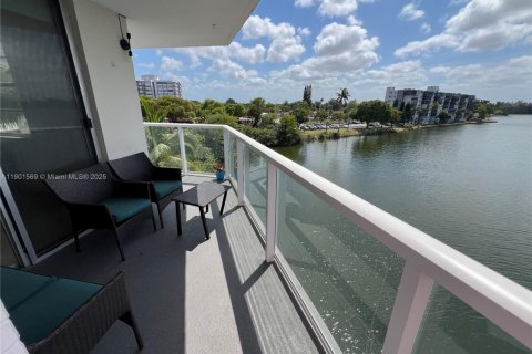 Condominio en alquiler en Miami, Florida, 2 dormitorios, 105.91 m2 № 1953190 - foto 6