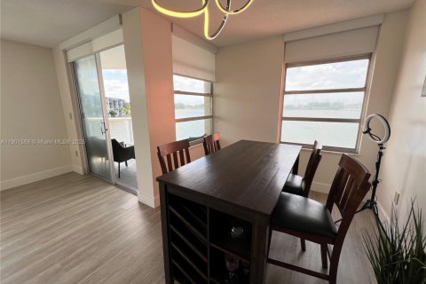 Condominio en alquiler en Miami, Florida, 2 dormitorios, 105.91 m2 № 1953190 - foto 5