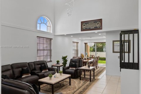 Купить виллу или дом в Пемброк-Пайнс, Флорида 4 спальни, 273.32м2, № 1990837 - фото 5