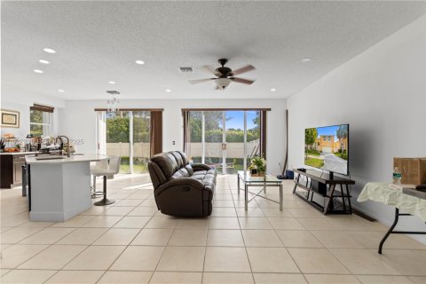 Купить виллу или дом в Пемброк-Пайнс, Флорида 4 спальни, 273.32м2, № 1990837 - фото 16