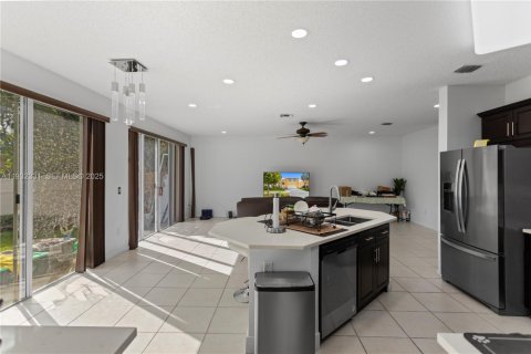 Купить виллу или дом в Пемброк-Пайнс, Флорида 4 спальни, 273.32м2, № 1990837 - фото 24