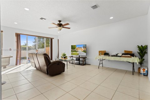 Купить виллу или дом в Пемброк-Пайнс, Флорида 4 спальни, 273.32м2, № 1990837 - фото 15