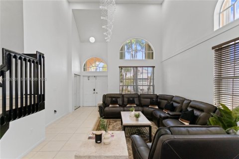 Купить виллу или дом в Пемброк-Пайнс, Флорида 4 спальни, 273.32м2, № 1990837 - фото 28