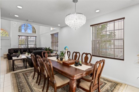 Купить виллу или дом в Пемброк-Пайнс, Флорида 4 спальни, 273.32м2, № 1990837 - фото 9