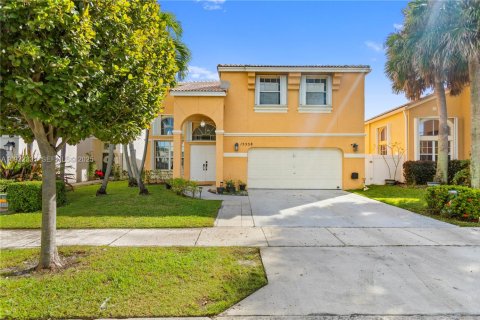 Купить виллу или дом в Пемброк-Пайнс, Флорида 4 спальни, 273.32м2, № 1990837 - фото 1