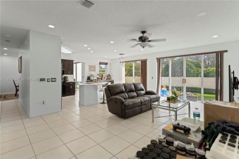 Купить виллу или дом в Пемброк-Пайнс, Флорида 4 спальни, 273.32м2, № 1990837 - фото 17