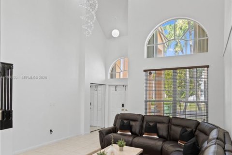 Купить виллу или дом в Пемброк-Пайнс, Флорида 4 спальни, 273.32м2, № 1990837 - фото 13