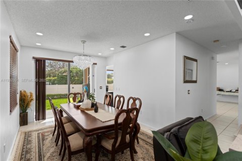 Купить виллу или дом в Пемброк-Пайнс, Флорида 4 спальни, 273.32м2, № 1990837 - фото 14