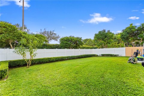 Купить виллу или дом в Пемброк-Пайнс, Флорида 4 спальни, 273.32м2, № 1990837 - фото 2