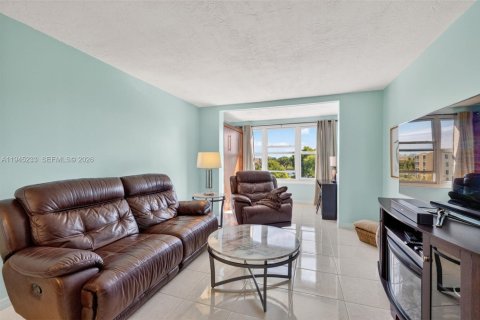 Condominio en venta en Lauderdale Lakes, Florida, 1 dormitorio, 59.83 m2 № 2152853 - foto 2