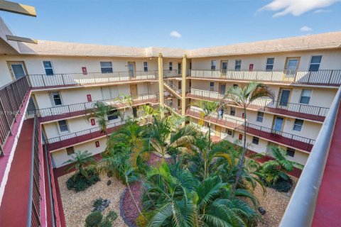 Condominio en venta en Lauderdale Lakes, Florida, 1 dormitorio, 59.83 m2 № 2152853 - foto 18