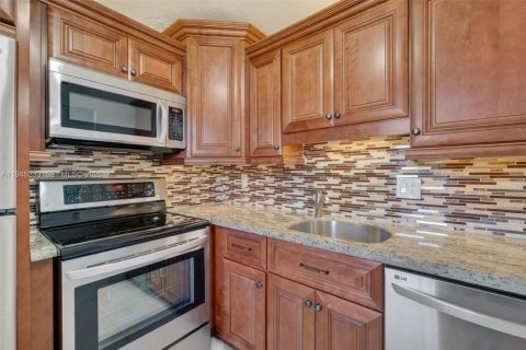 Condominio en venta en Lauderdale Lakes, Florida, 1 dormitorio, 59.83 m2 № 2152853 - foto 10