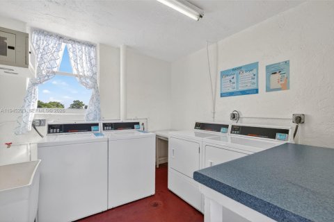 Condominio en venta en Lauderdale Lakes, Florida, 1 dormitorio, 59.83 m2 № 2152853 - foto 17