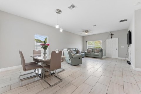 House in Boynton Beach, Florida 3 bedrooms, 148.18 sq.m. № 2183896 - photo 11