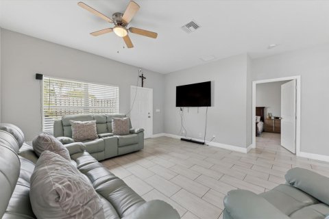 House in Boynton Beach, Florida 3 bedrooms, 148.18 sq.m. № 2183896 - photo 16