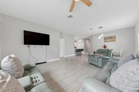 House in Boynton Beach, Florida 3 bedrooms, 148.18 sq.m. № 2183896 - photo 15