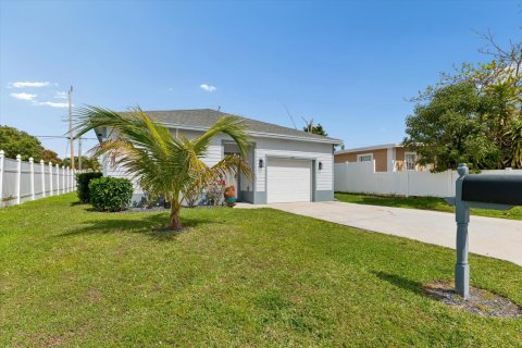 House in Boynton Beach, Florida 3 bedrooms, 148.18 sq.m. № 2183896 - photo 3
