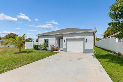 House in Boynton Beach, Florida 3 bedrooms, 148.18 sq.m. № 2183896 - photo 2