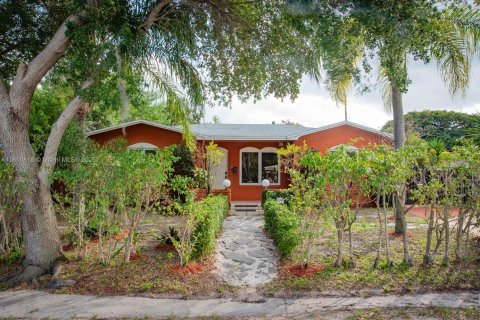 Villa ou maison à vendre à North Miami Beach, Floride: 5 chambres, 207.73 m2 № 1688575 - photo 2
