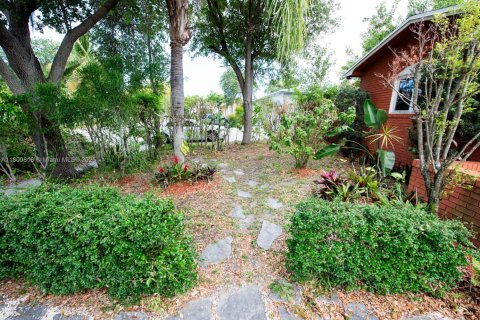 Villa ou maison à vendre à North Miami Beach, Floride: 5 chambres, 207.73 m2 № 1688575 - photo 4