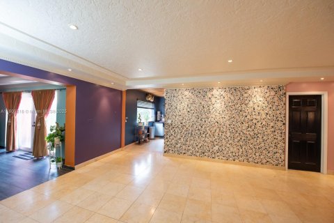 Villa ou maison à vendre à North Miami Beach, Floride: 5 chambres, 207.73 m2 № 1688575 - photo 9
